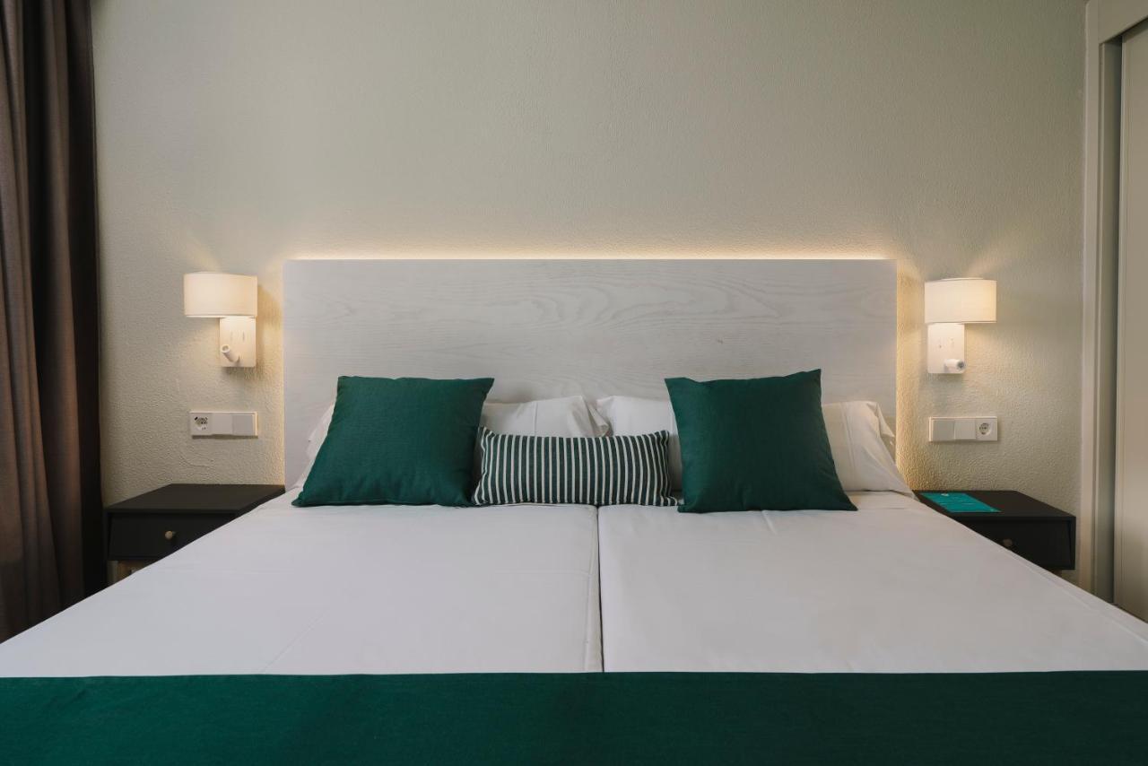Aparthotel Aluasun Far Menorca S'Algar Esterno foto